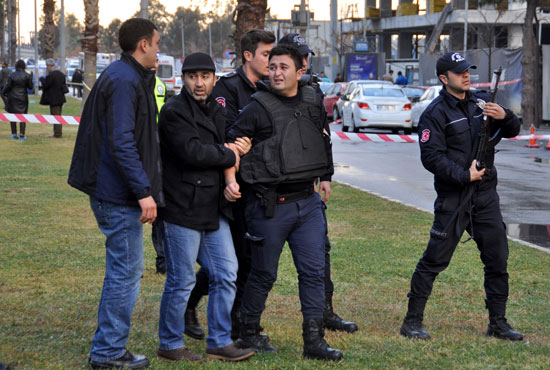 بكاء أحد رجال الشرطة التركية بعد انفجار ازمير