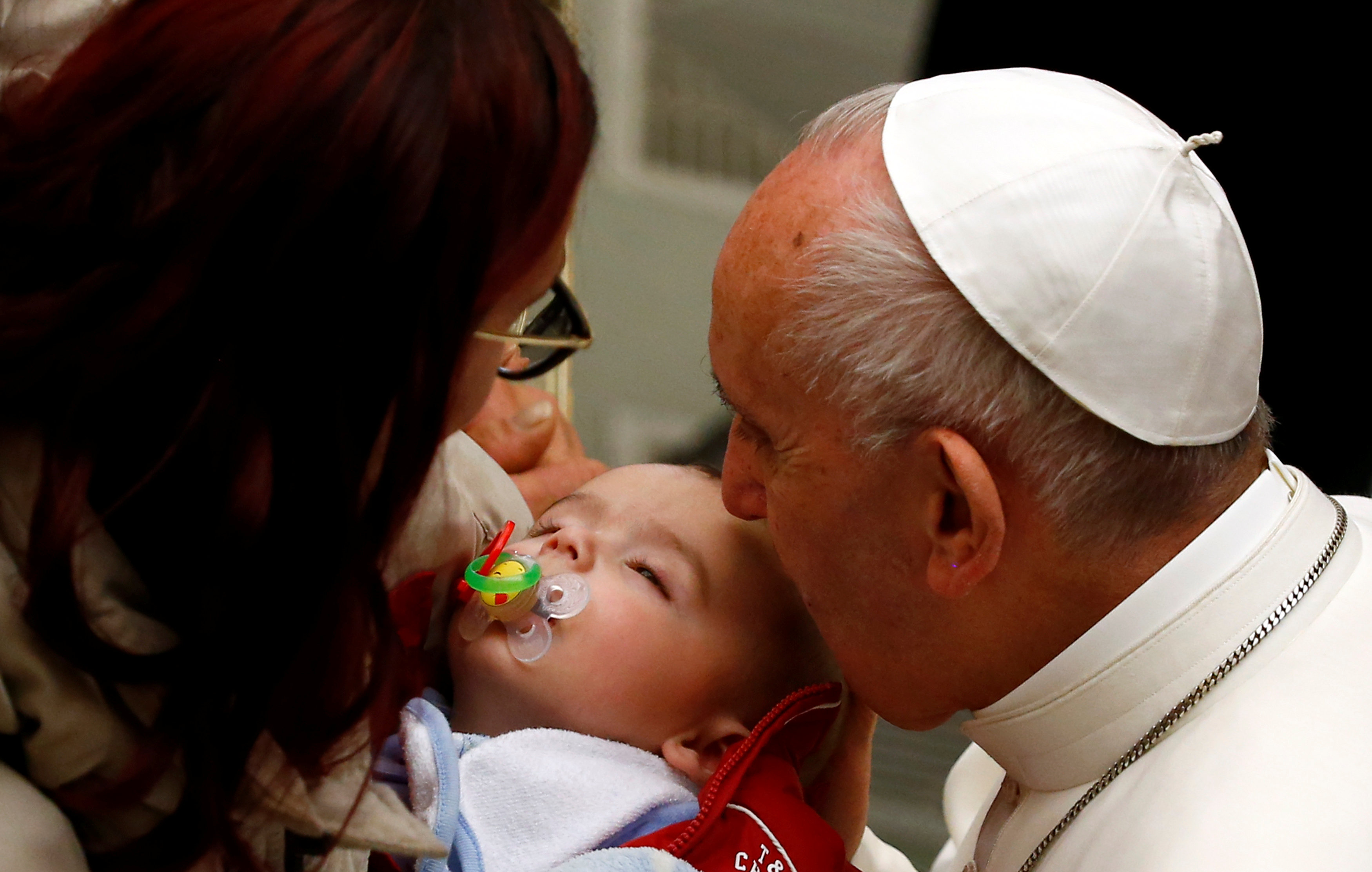 جانب من تقبيل البابا فرنسيس لأحد الأطفال