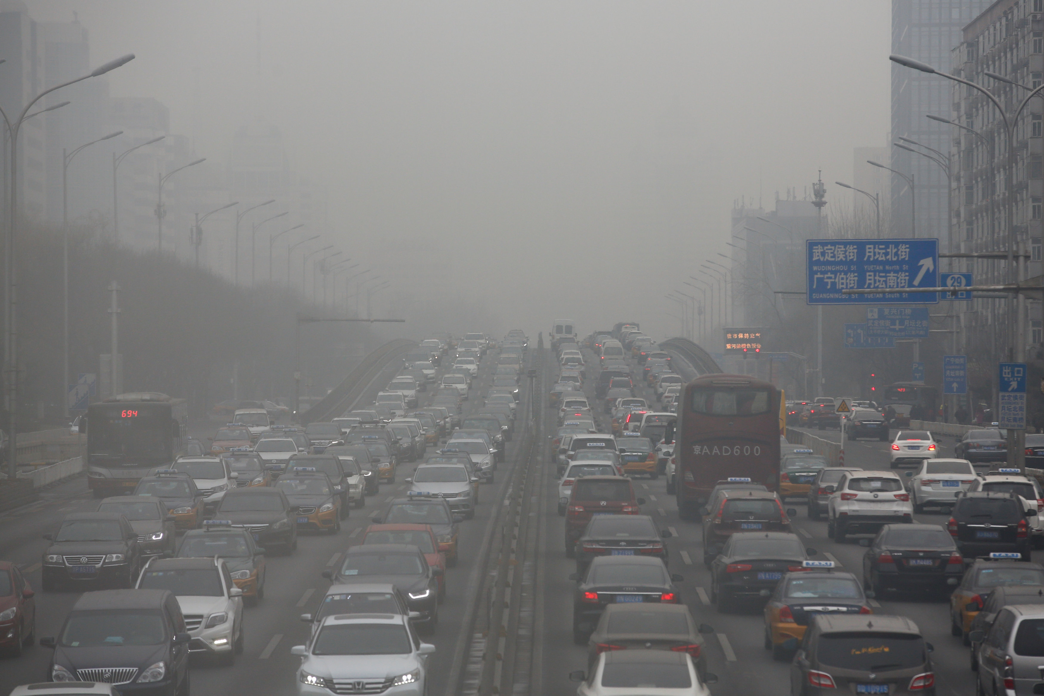 ازدحام الطريق السريع في يوم ضبابى ملوث في بكين
