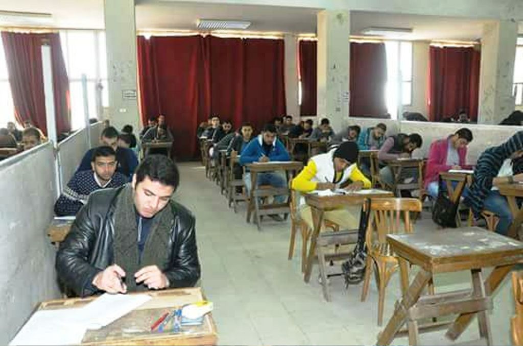 الطلاب يؤدون الامتحان