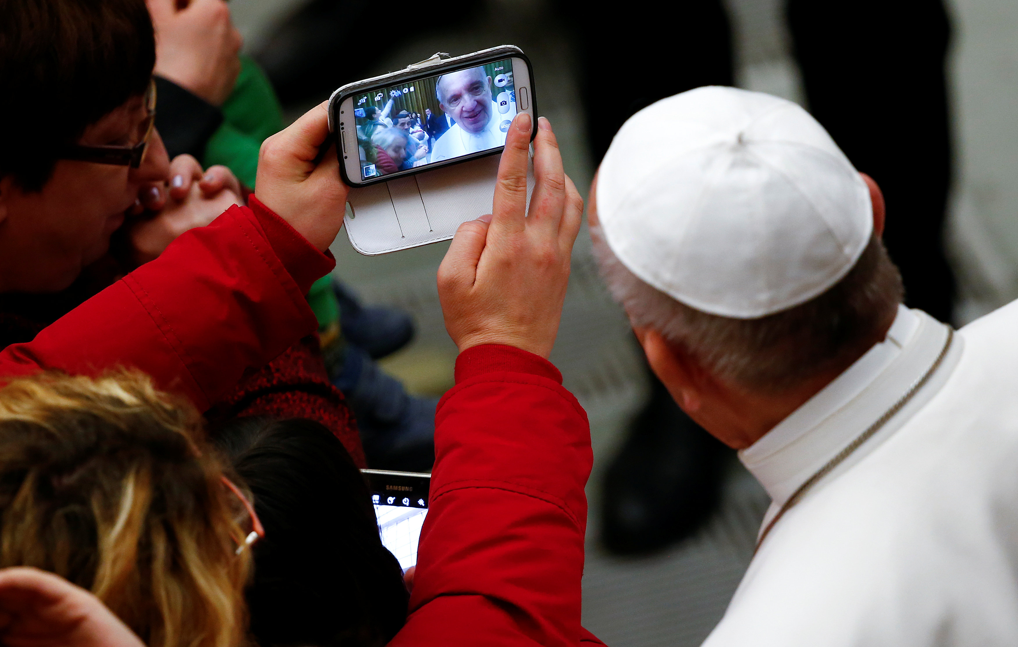 البابا فرنسيس يلتقط صورة سيلفى مع سيدة خلال لقائه متضررى زلزال إيطاليا
