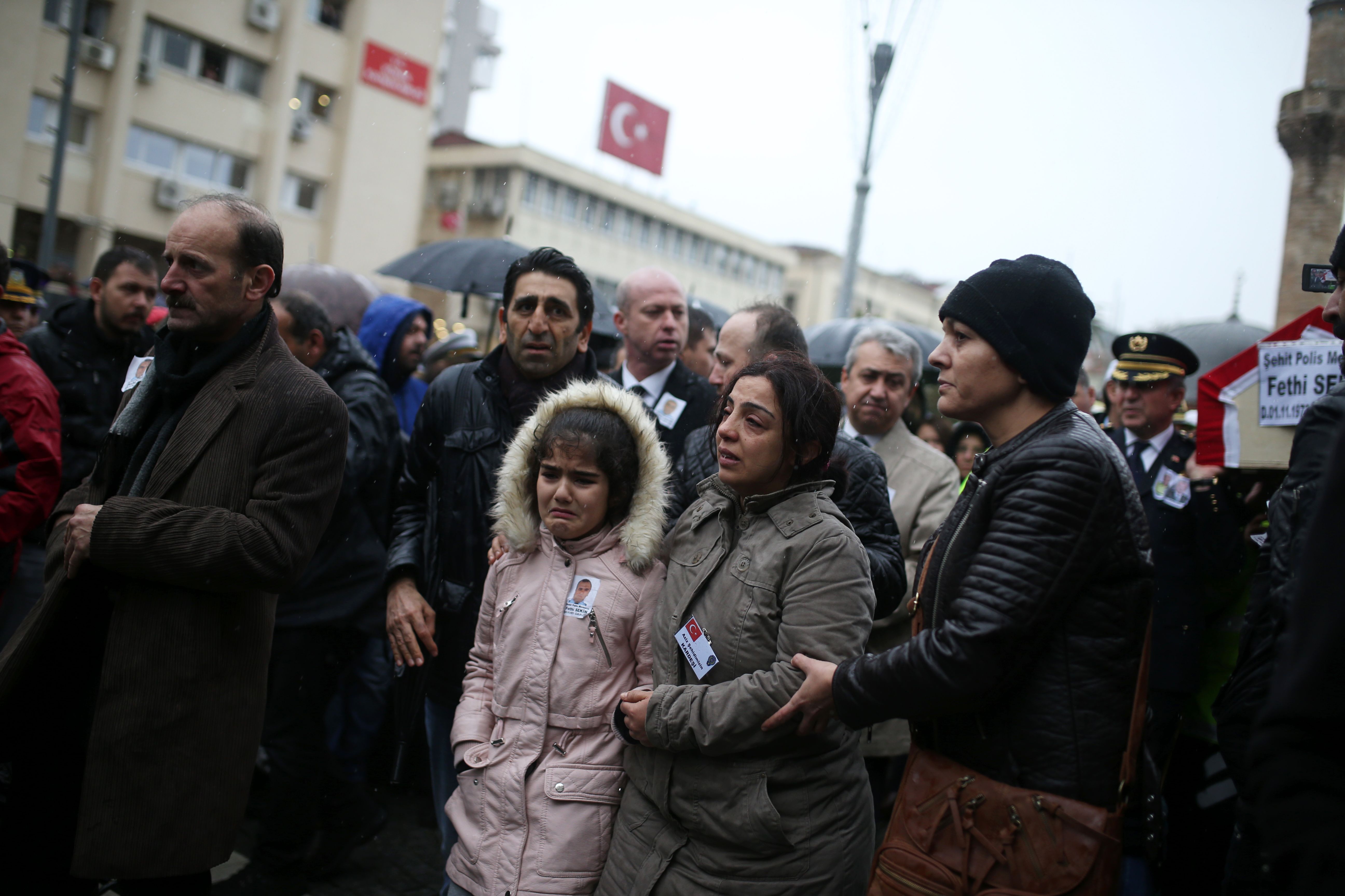 بكاء طفلة فى جنازة قتلى الحادث الإرهابى فى إزمير بتركيا