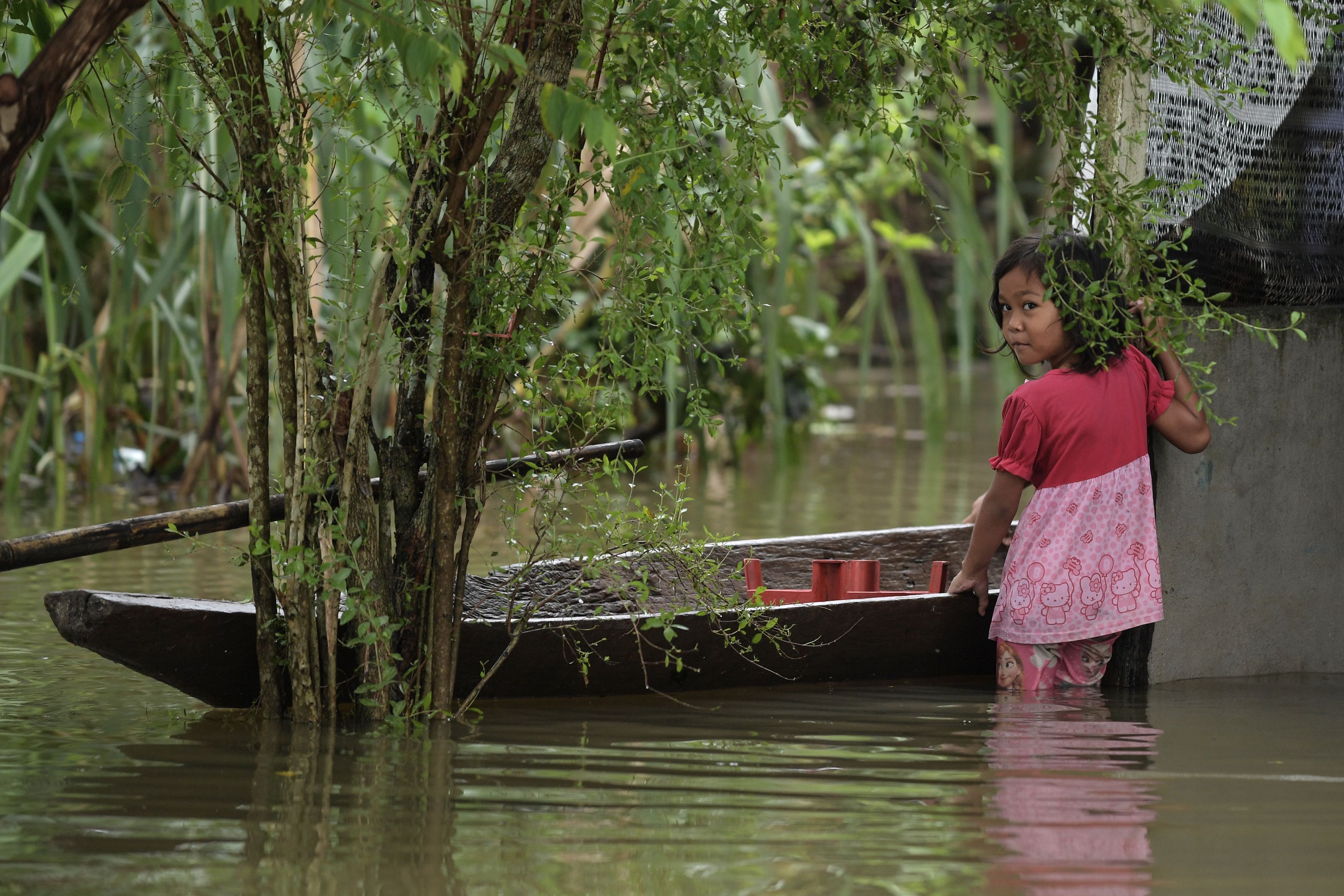 طفلة وسط مياه الفيضانات فى ماليزيا