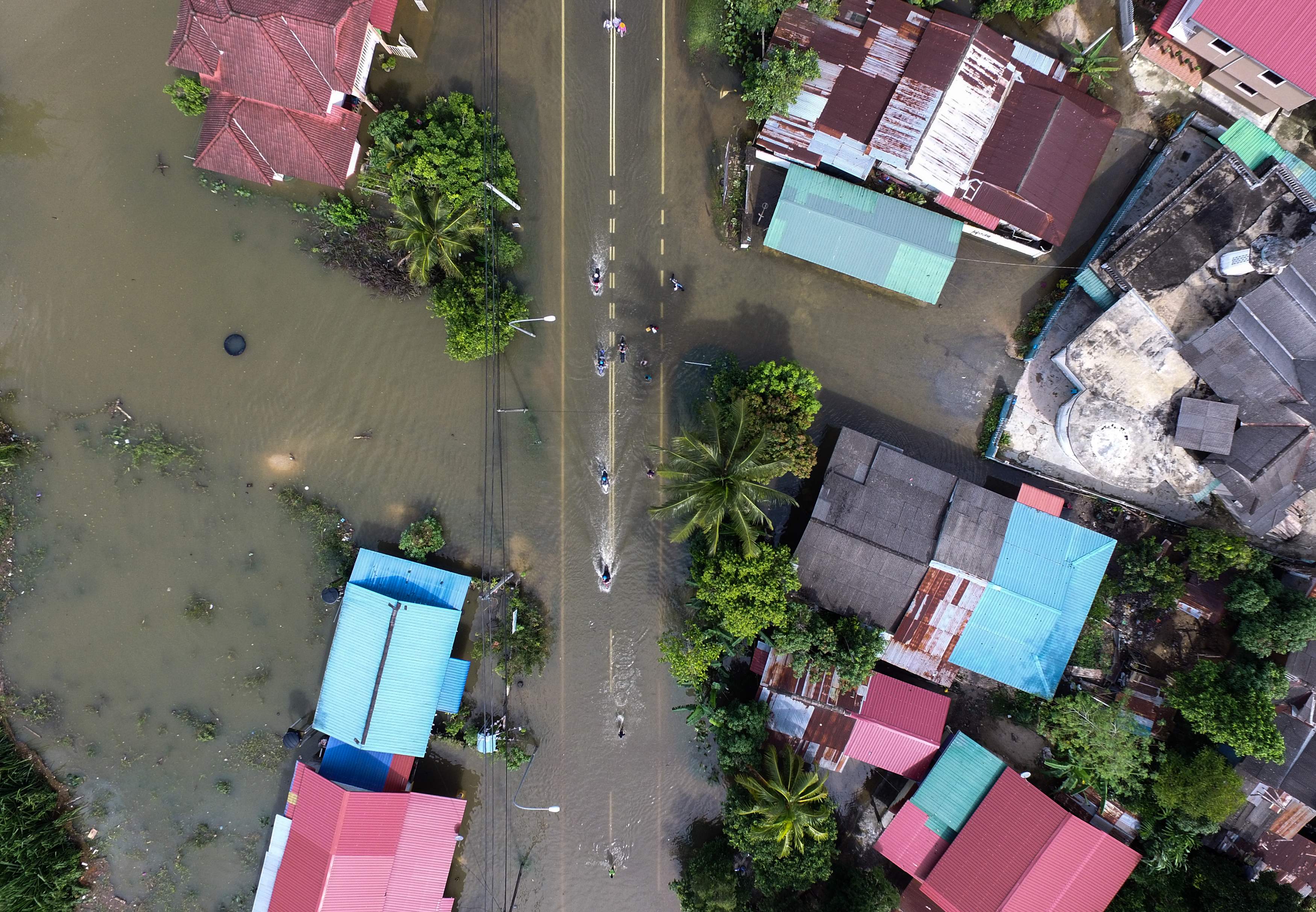 مياه الفيضانات تغرق شوارع ماليزيا