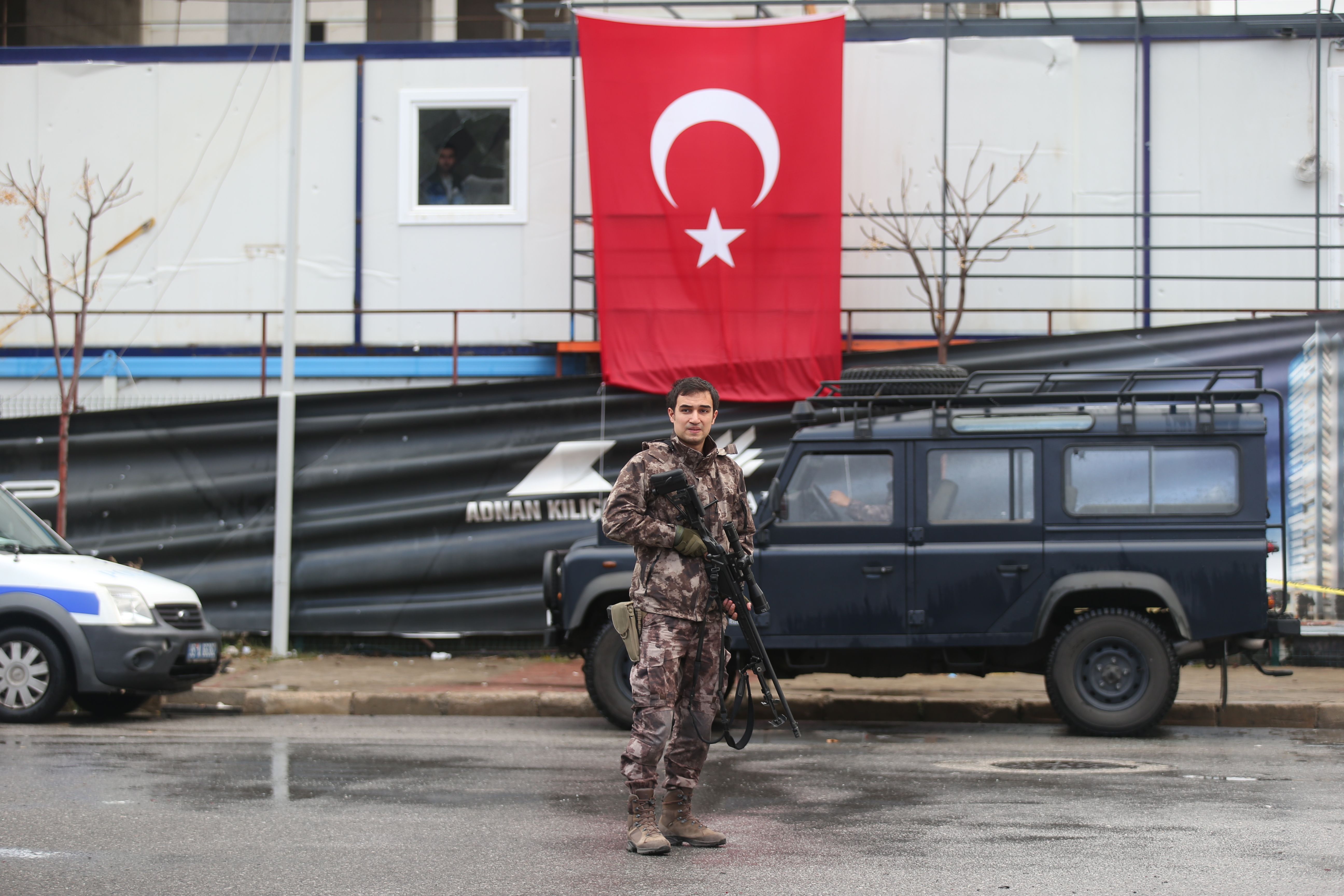 جندى بجوار علم تركيا فى موقع انفجار أزمير بتركيا