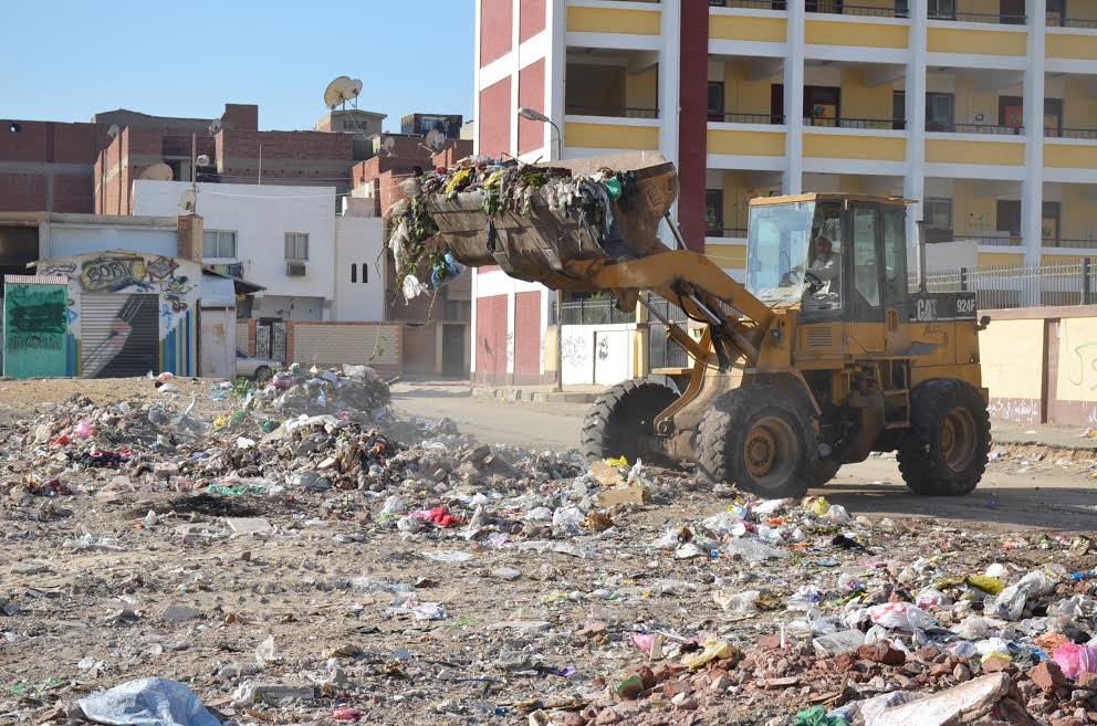 رفع كميات كبيرة من القمامة بحرفي الشيخ زايد