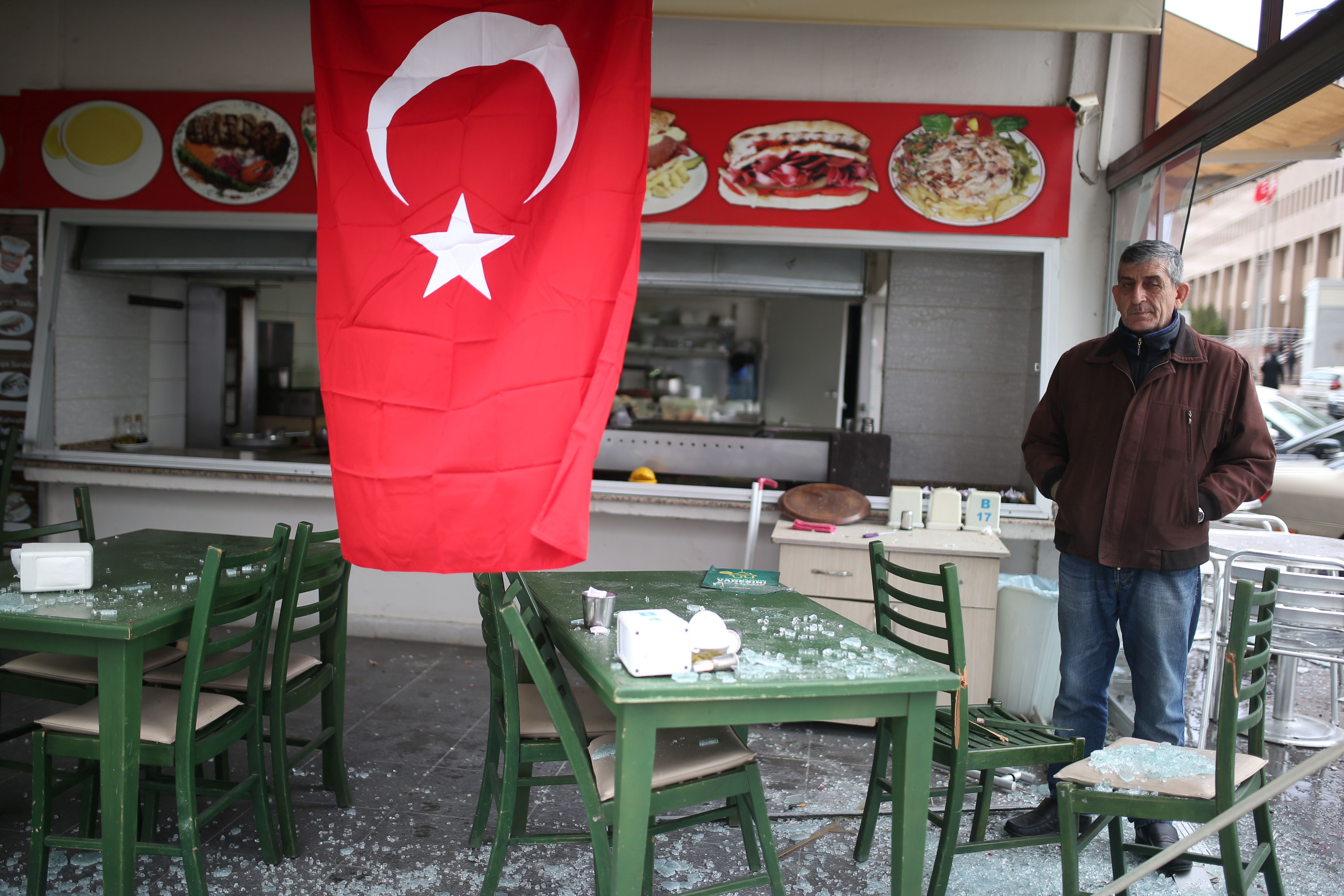 أثار تحطم الزجاج بأحد المطاعم فى محيط الإنفجار بإزمير التركية