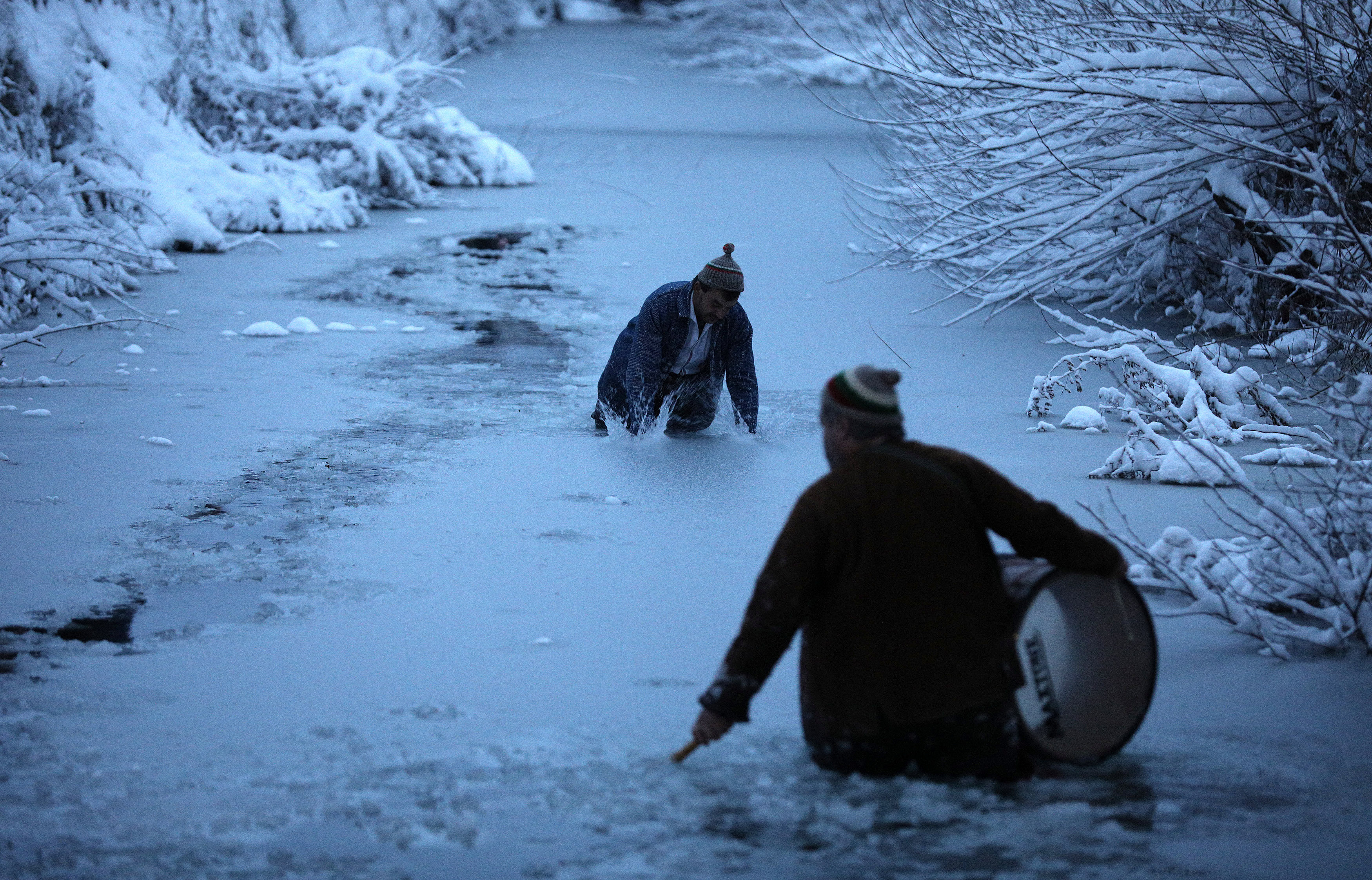 رجال بلغاريا يقومون بكسر الجليد