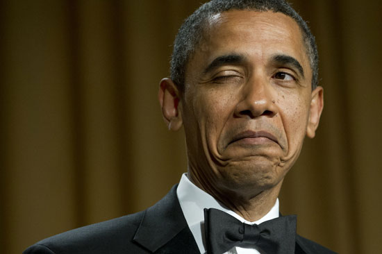 أوباما يغمز عقب قول نكته خلال عشاء "جمعية مراسلى" فى واشنطن ( 28 أبريل 2012)