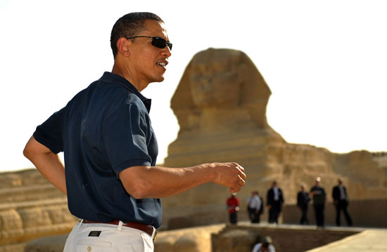 أوباما يلتقط صورة خلال جولته فى أهرامات الجيزة عقب خطابه إلى العالم الإسلامى بمصر (4 يونيو 2009)