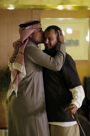 تقبيل رأس أحد زوى معتقلى جوانتانامو عقب وصوله السعودية