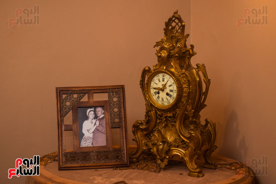 جانب آخر من الساعة وبجوارها صورة للملك فاروق والملكة فريدة