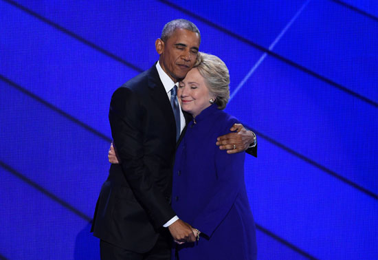  صورة تجمع باراك أوباما وهيلارى كلينتون أثناء حملتها الانتخابية لرئاسة أمريكا (27 يوليو 2016)