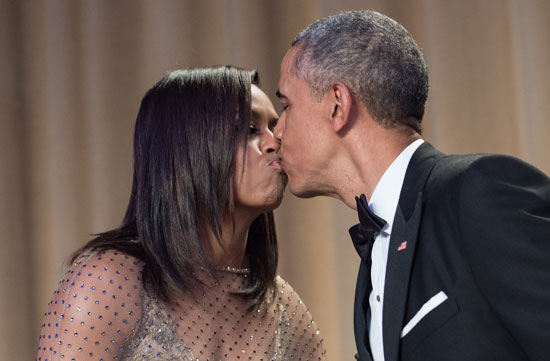قبلة حارة بين أوباما وزوجته ميشيل فى عشاء جمعية مراسلى البيت الأبيض (يوم 30 أبريل 2016)