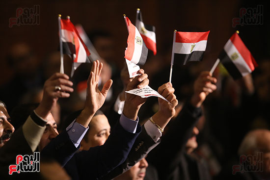  الأقباط يرفعون أعلام مصر.. ويهتفون: "بنحبك يا ريس"