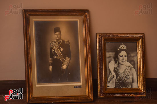 صورة للملكة فريدة وأخرى للملك فاروق