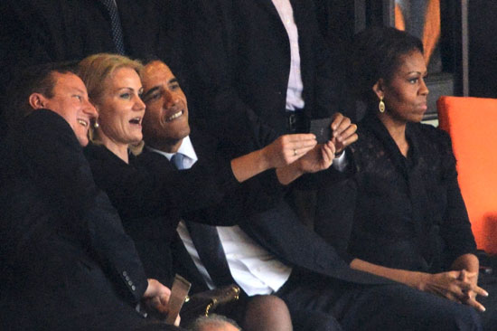  أوباما وكاميرون ورئيسة وزراء الدنمارك يلتقطون صورة سيلفى (10 ديسمبر 2013)