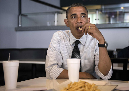  باراك أوباما يأكل البرجر المقلى خلال اجتماع حول الانتخابات (20 سبتمبر 2012 )