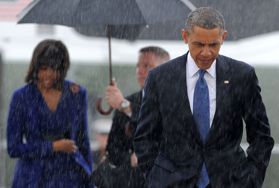 الأمطار تستقبل أوباما وقرينته لحظة وصولهما إلى بوسطن لتأبين ضحايا هجمات الماراثون (18 أبريل 2013)