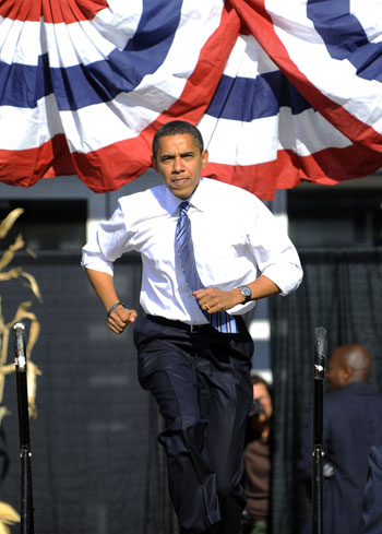 باراك أوباما أثناء حملته الانتخابية غرب بوابة بارك فى دى موين بولاية ايوا(31 أكتوبر 2008)