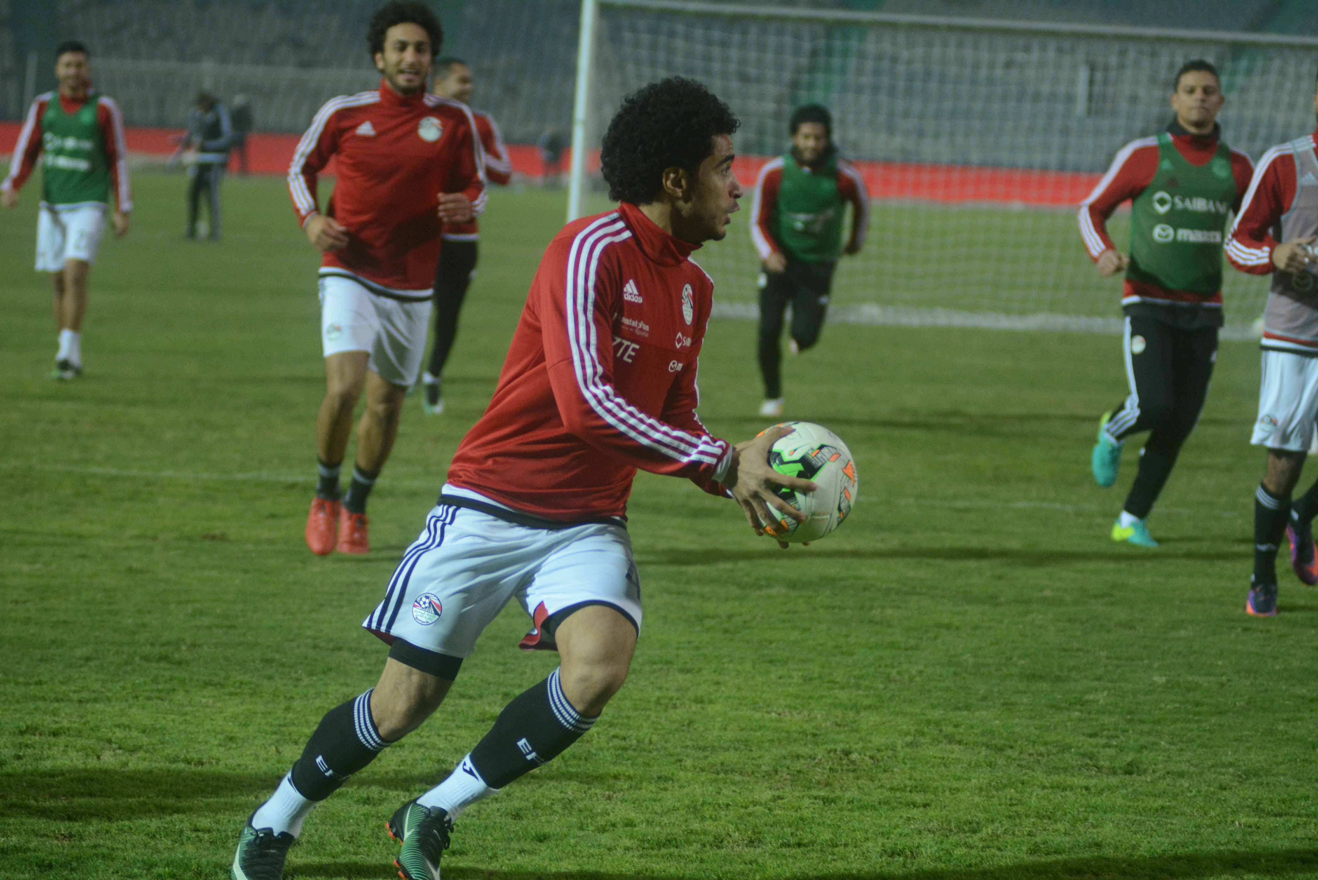 عمر جابر ومعه الكرة