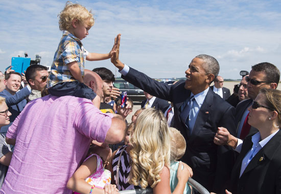 أوباما يسلم على طفل عند وصوله للمؤتمر الوطنى لقدامى المحاربين (21 يوليو 2015)