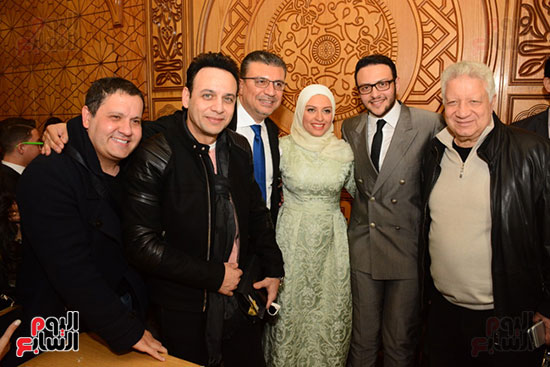    العروسان يتوسطان مرتضى منصور و عمر الليثي و مصطفى قمر و ادوارد