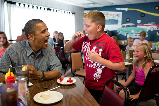  مداعبة أوباما لأحد الأطفال