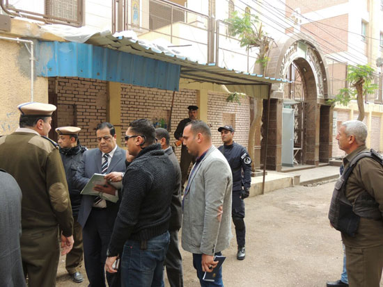 مدير الأمن أمام كنيسة الشهيدة دميانة بتقسيم 2 بمدينة كفر الشيخ