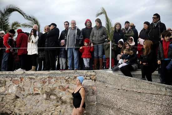 اليونانيون يحتفلون بعيد الغطاس على شاطئ البحر