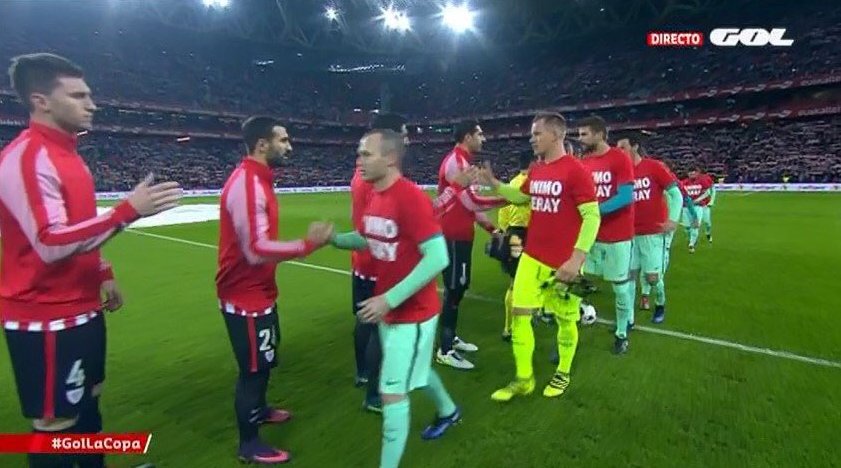 لاعبو برشلونة يرتدون قميصا لدعم لاعب بلباو