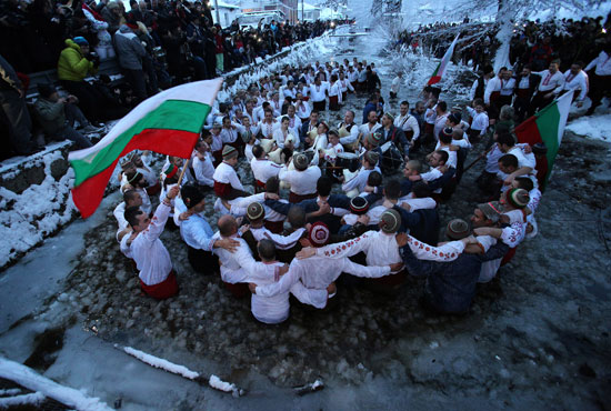 شباب يرقصون على الثلج احتفالًا بعيد الغطاس فى بلغاريا