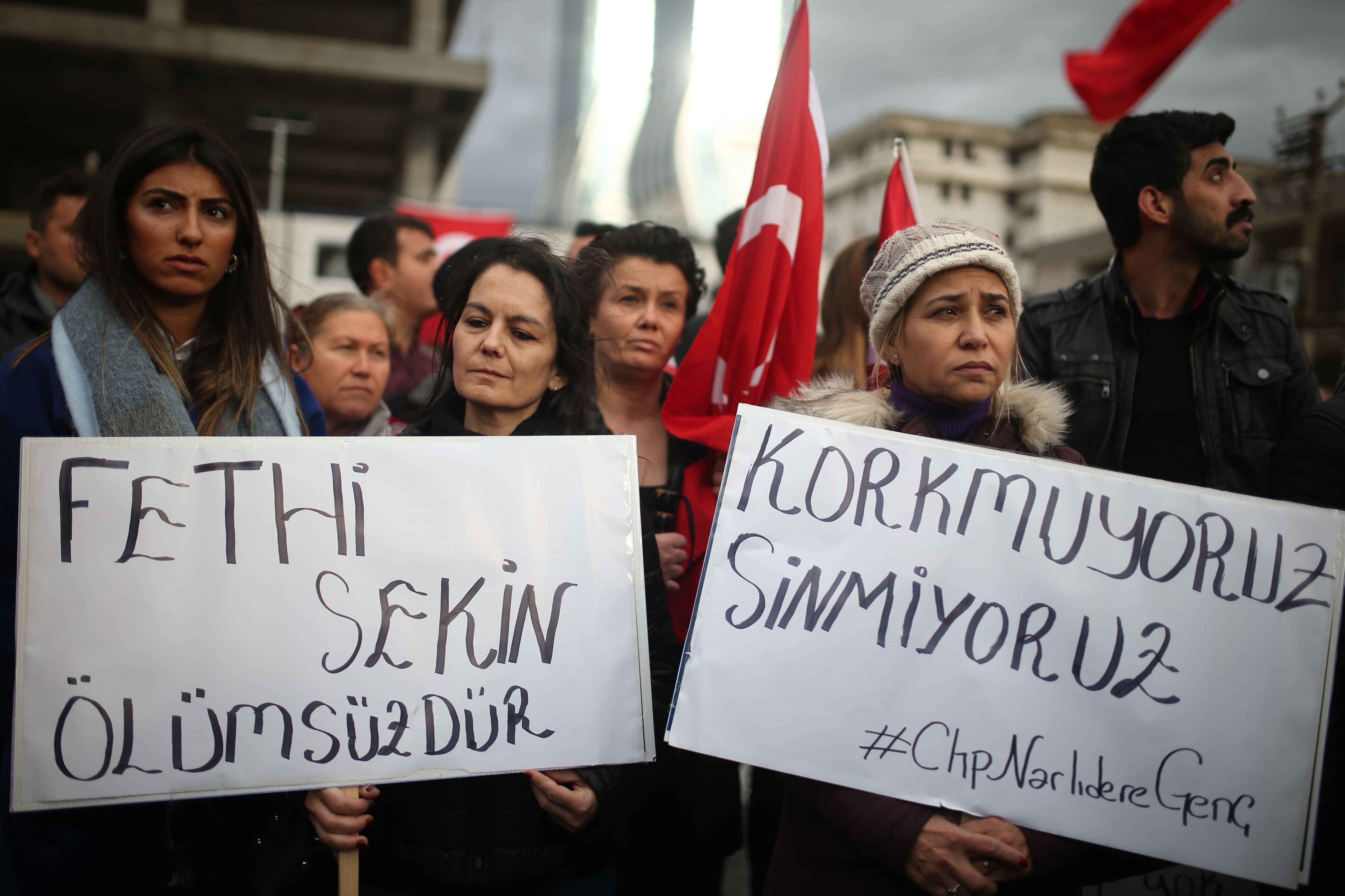 لافتات وأعلام تركيا فى وقفة للتنديد بالأعمال الإرهابية فى إزمير
