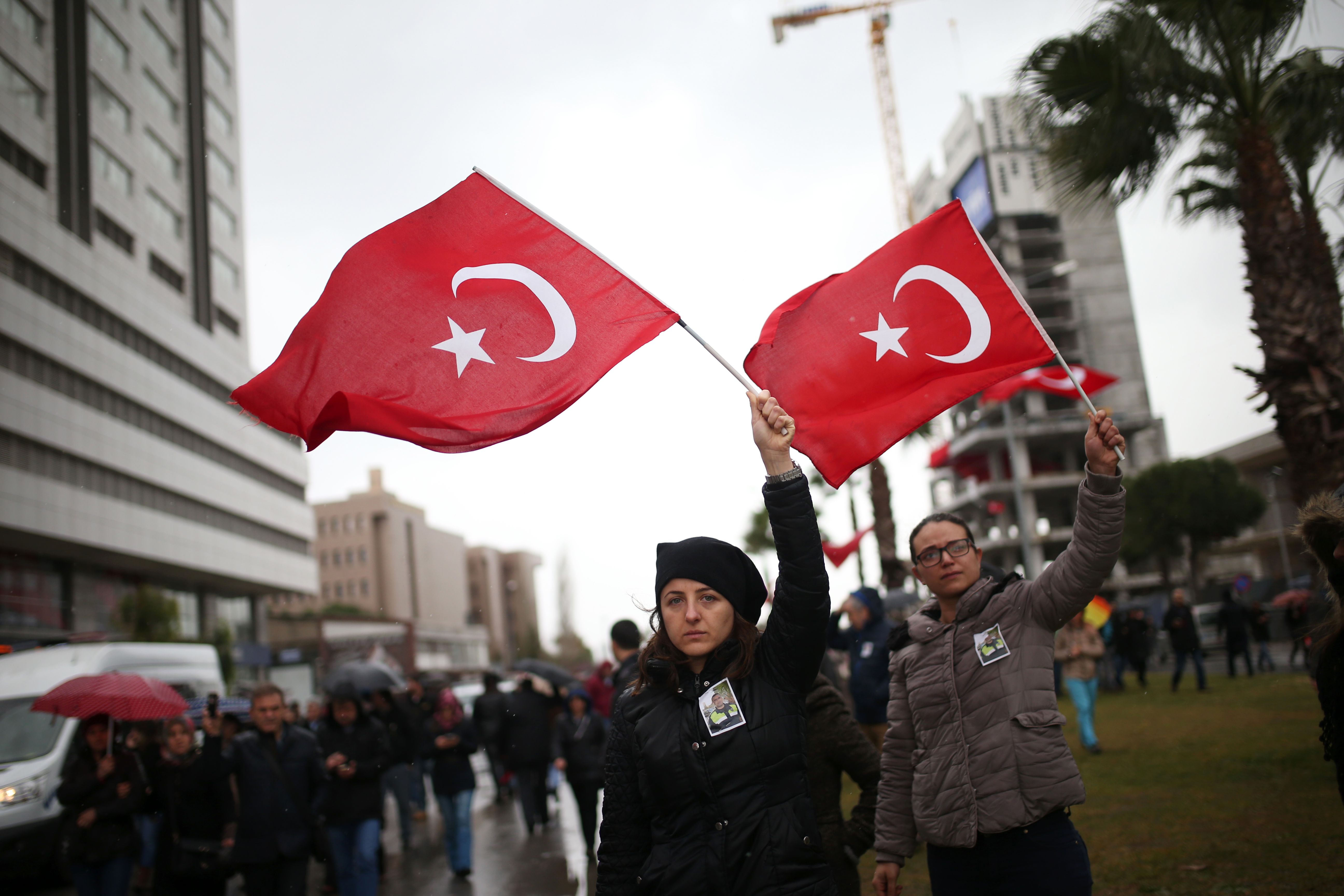 فتيات يحملن أعلام تركيا فى وقفة للتنديد بالأعمال الإرهابية