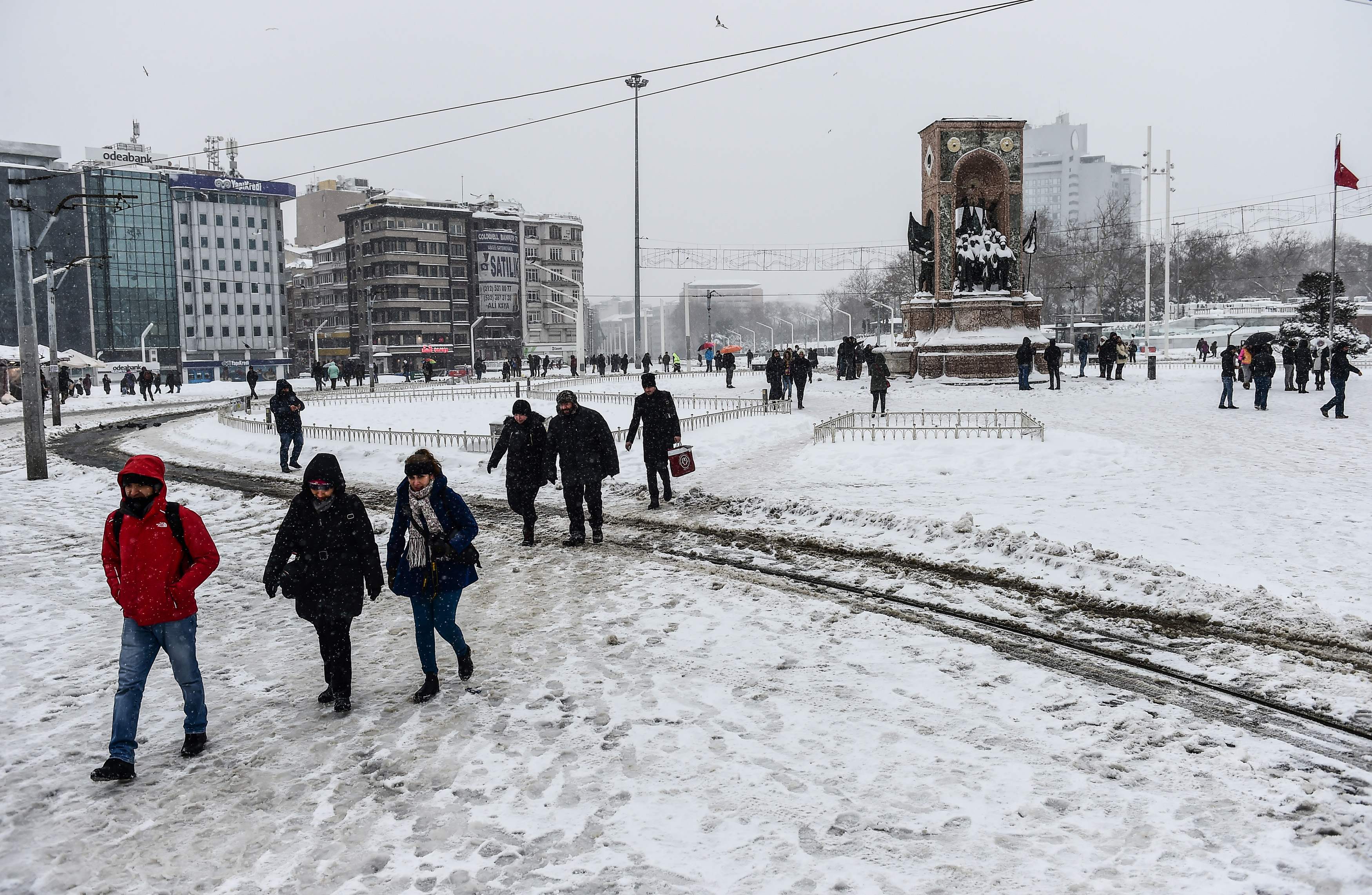 مجموعة من المواطنين يسيرون وسط الثلوج