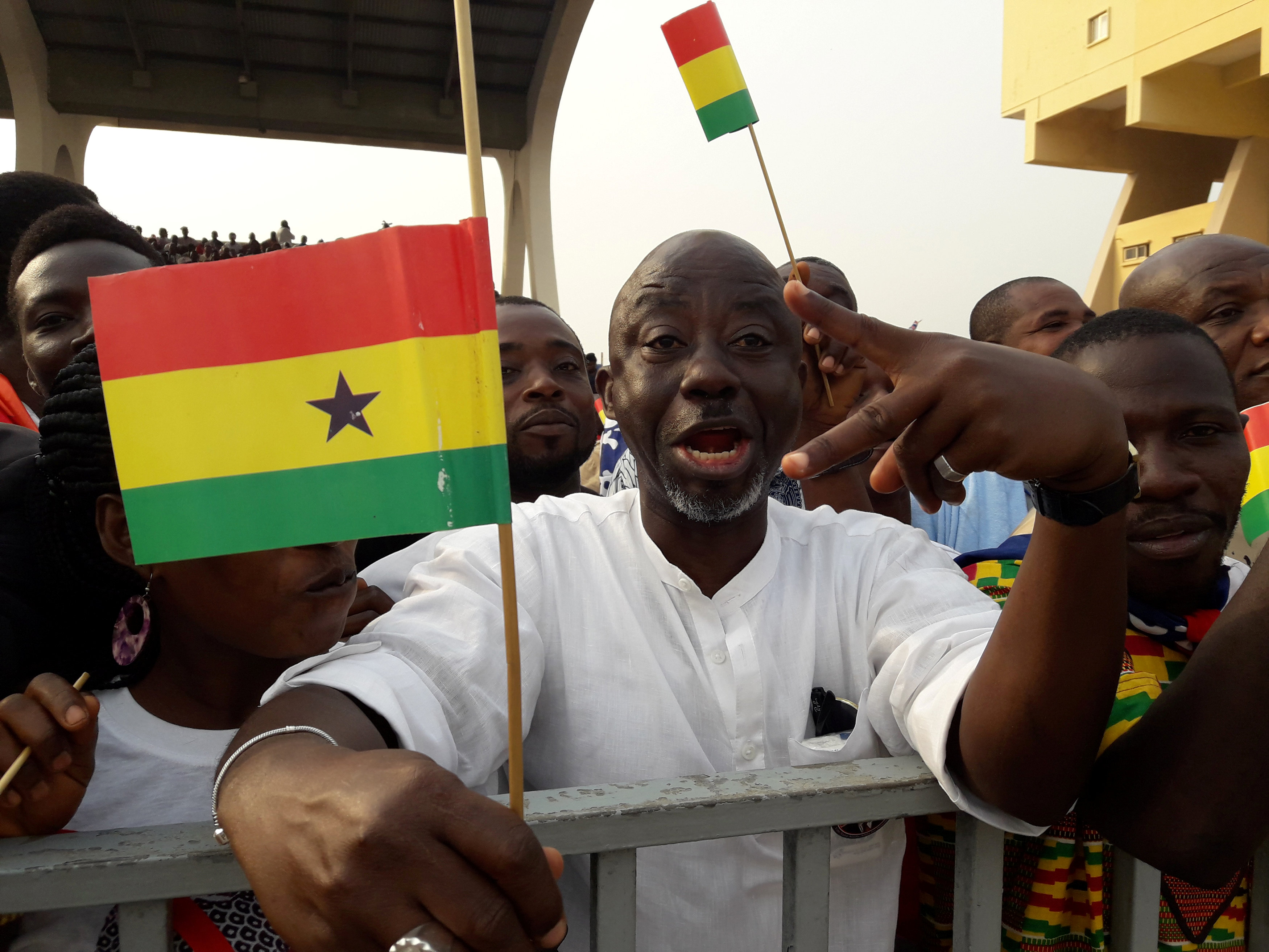 مواطنون يرفعون علم غانا خلال احتفالات تنصيب الرئيس الجديد