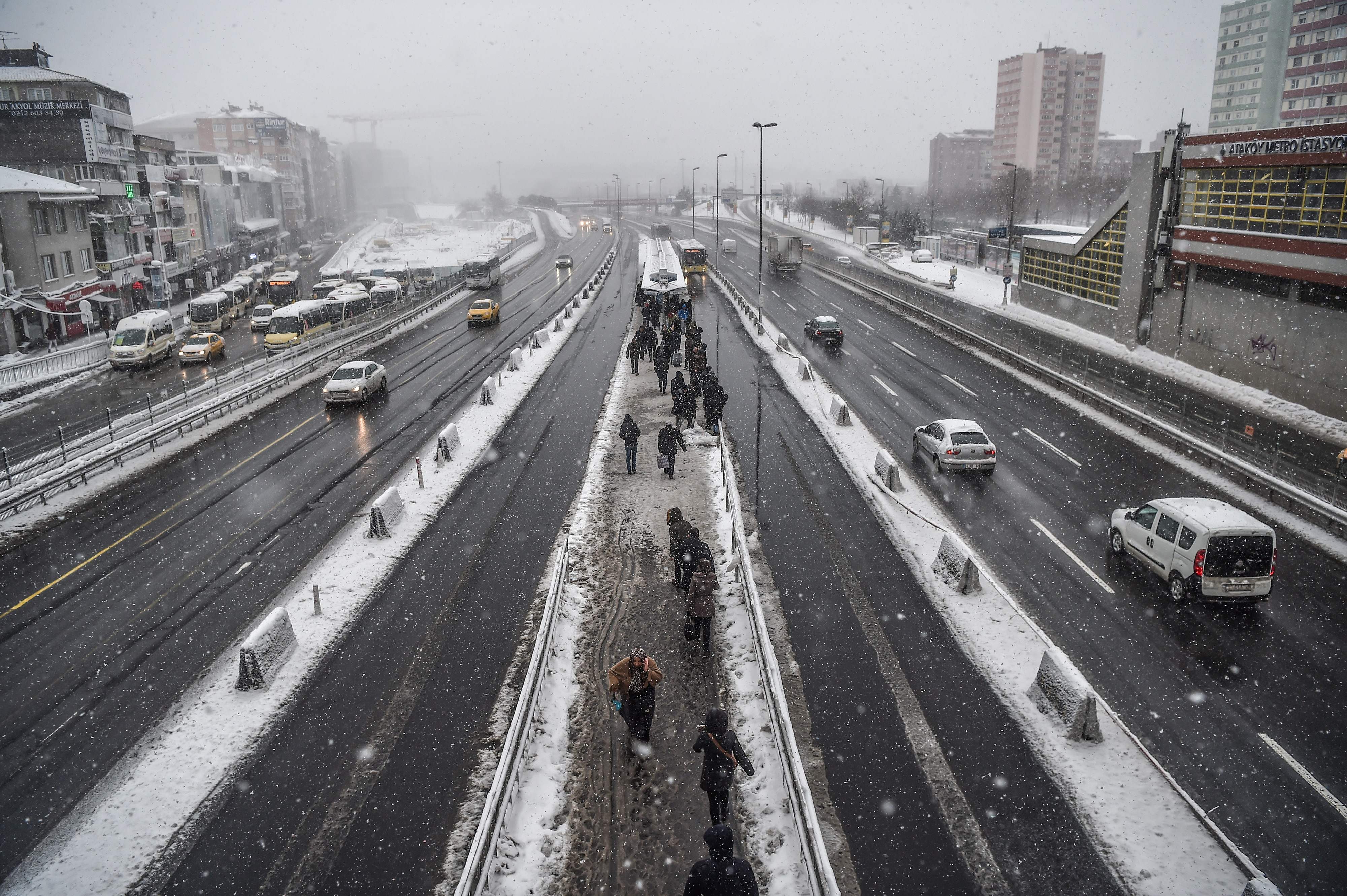 صعوبة فى حركة السير فى الشوارع الرئيسية بتركيا بسبب الثلوج