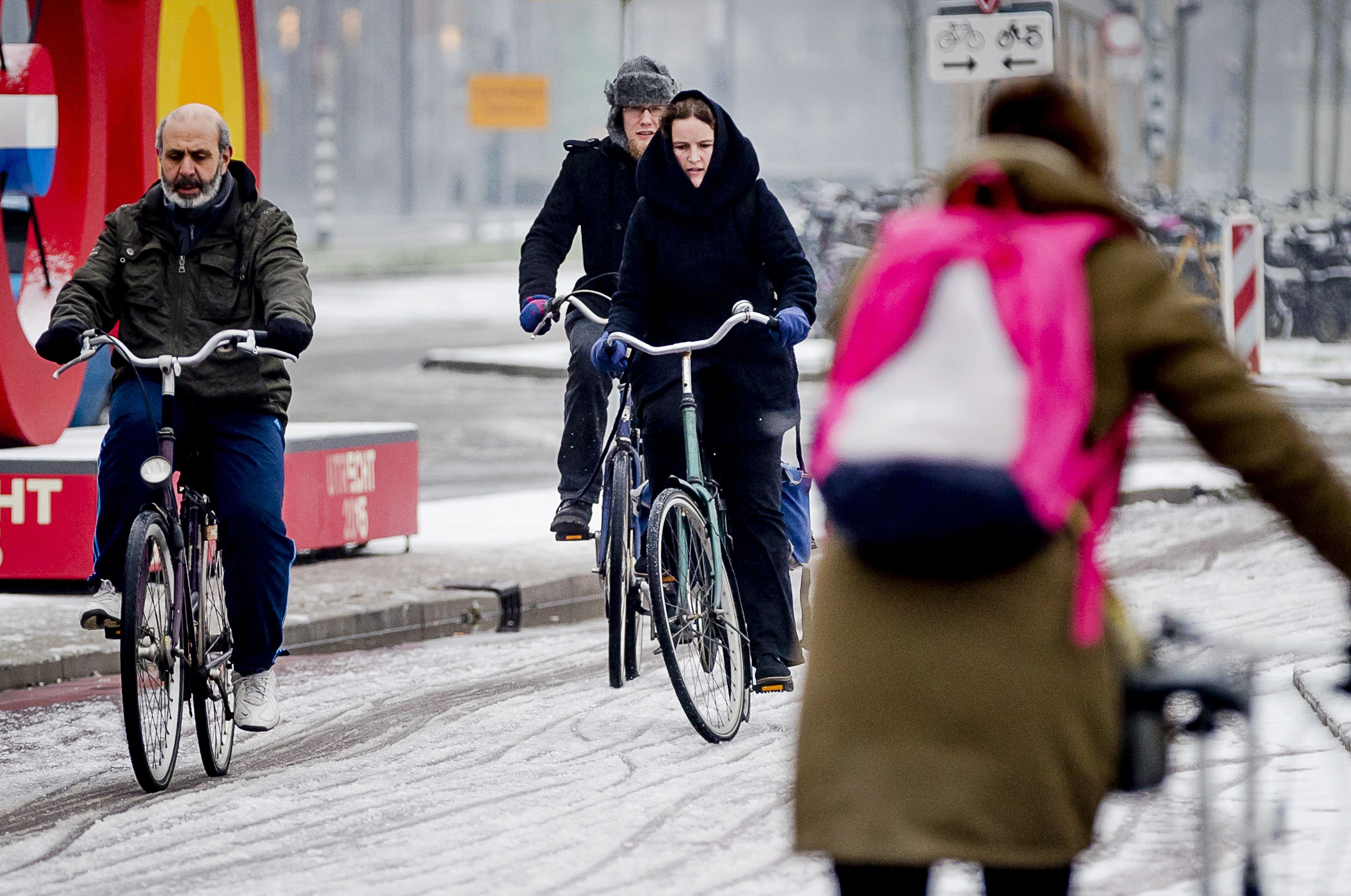 مواطنون يستقلون الدراجات وسط الثلوج فى اليونان