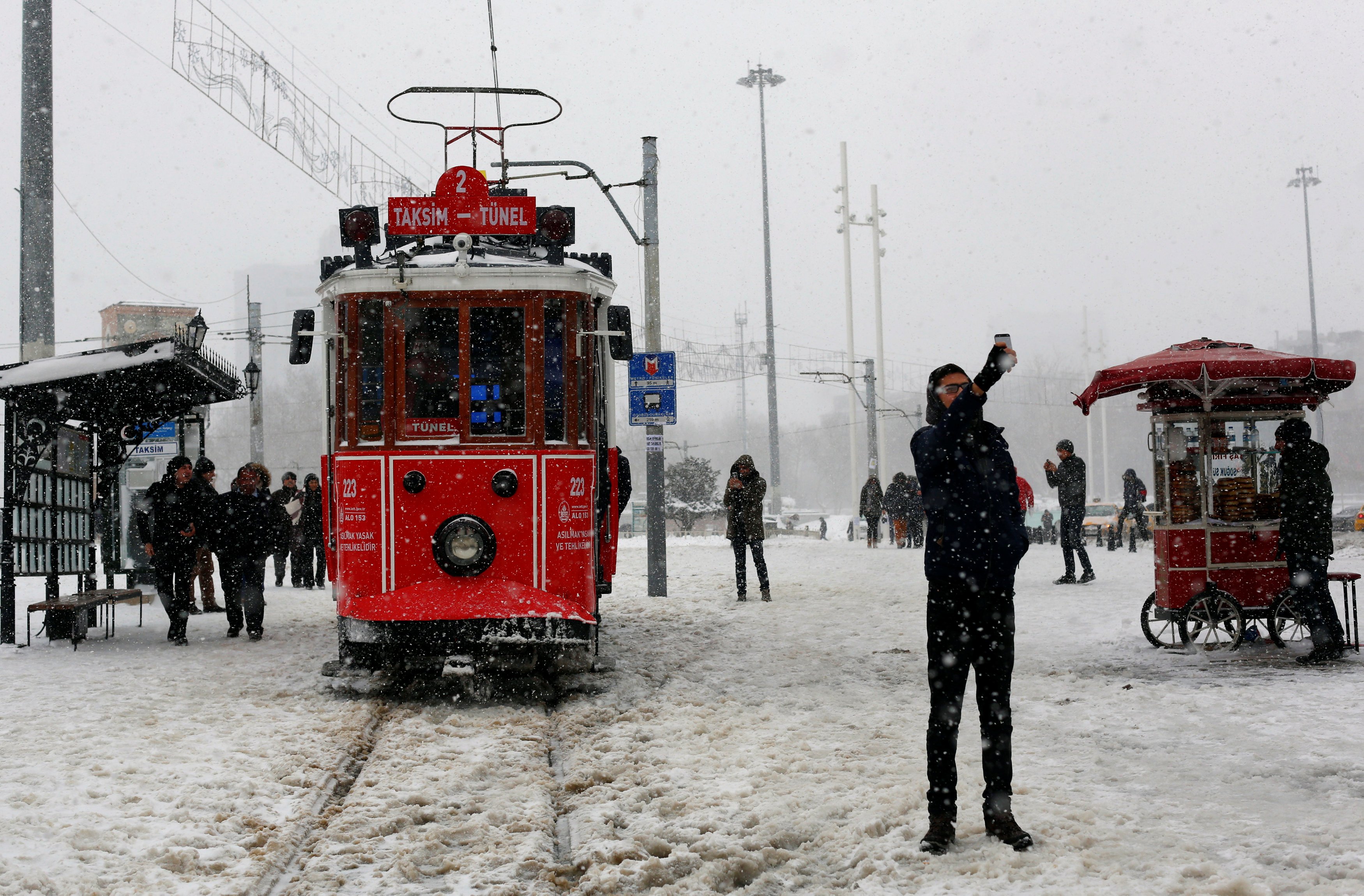 شاب يلتقط صورة سيلفى خلال تساقط الثلوج فى تركيا