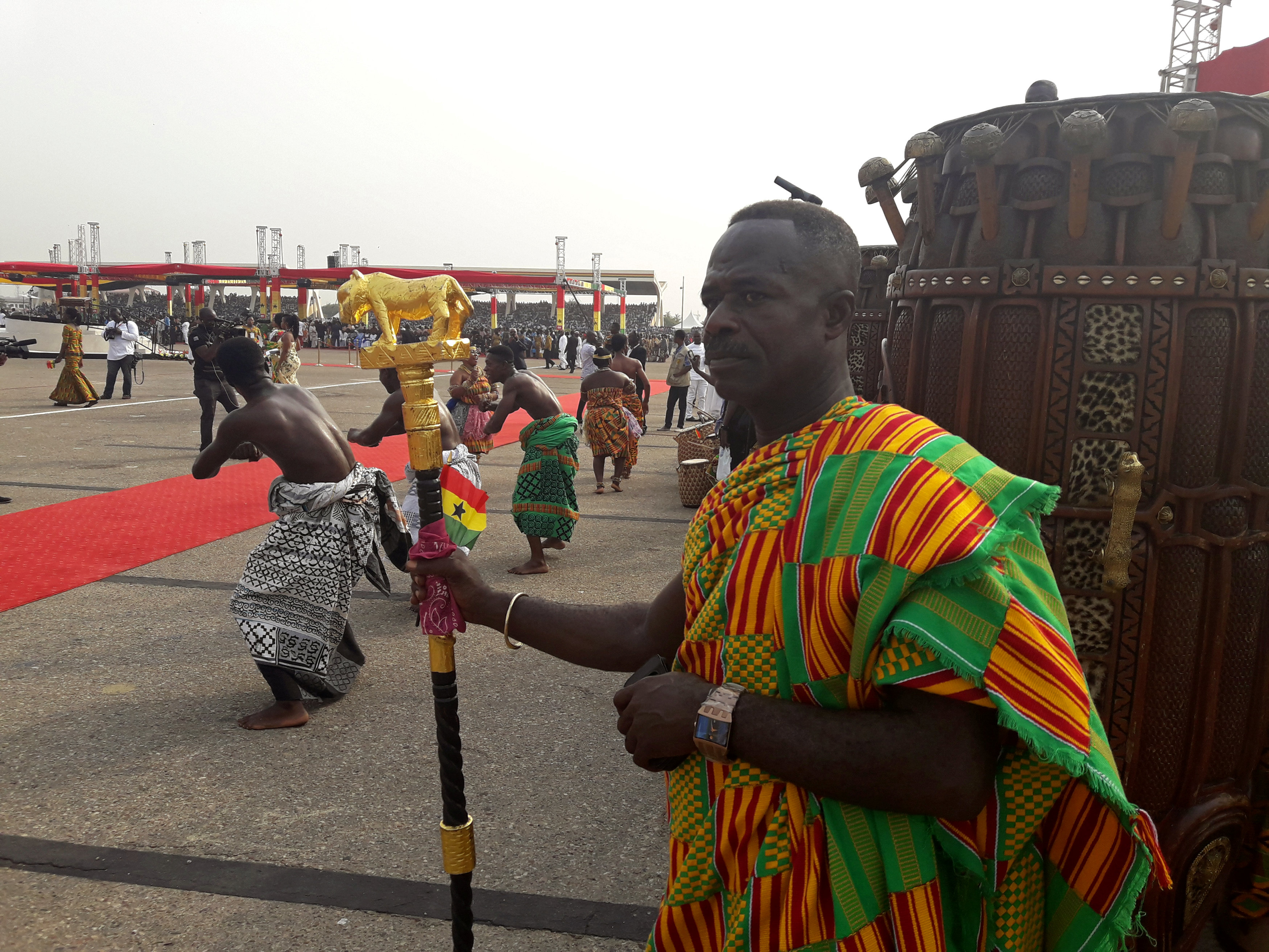 رجل يستند على عصا ذهبية خلال احتفالات أداء الرئيس الغانى الجديد اليمين الدستورية