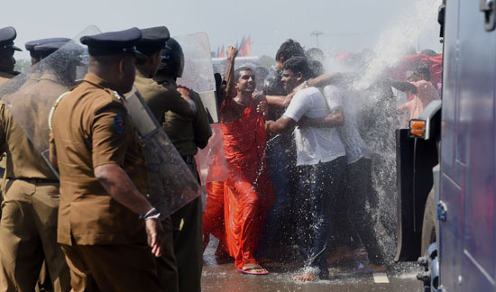 الشرطة-تستخدم-المياه-فى-تفريق-المحتجين---أ-ف-ب--(2)