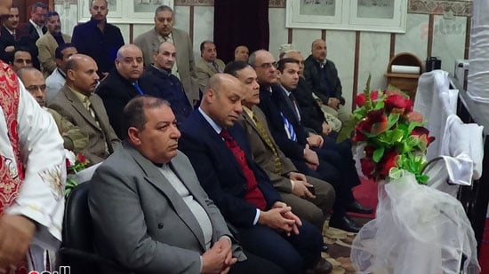 سكرتير عام محافظة مطروح ومدير الأمن يقدمون التهنئة  بالكنيسة