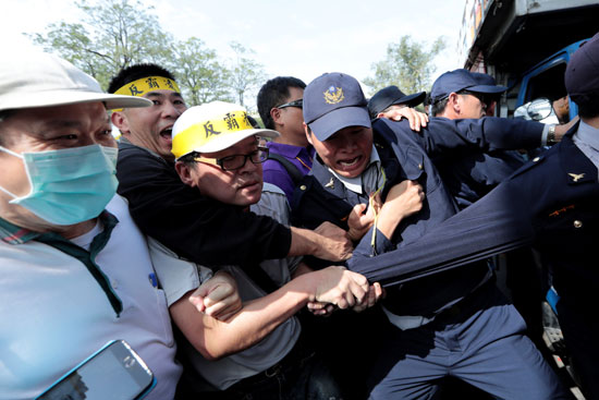 الشرطة تفرق مظاهرة فى تايوان ضد إصلاح صناديق التقاعد العسكرية والمدنية