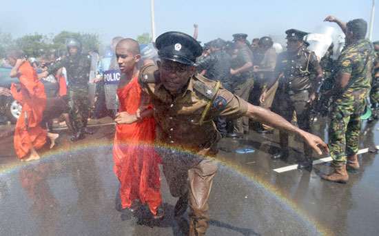 قوات-الشرطة-الريلانكية-تعتقل-احد-الرهبان-البوذيين-فى-المظاهرة---أ-ف-ب--(2)