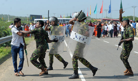 اشتباكات-بين-الشرطة-ومتظاهرين-ضد-بناء-منطقة-صناعية-صينية-فى-سريلانكا---أ-ف-ب