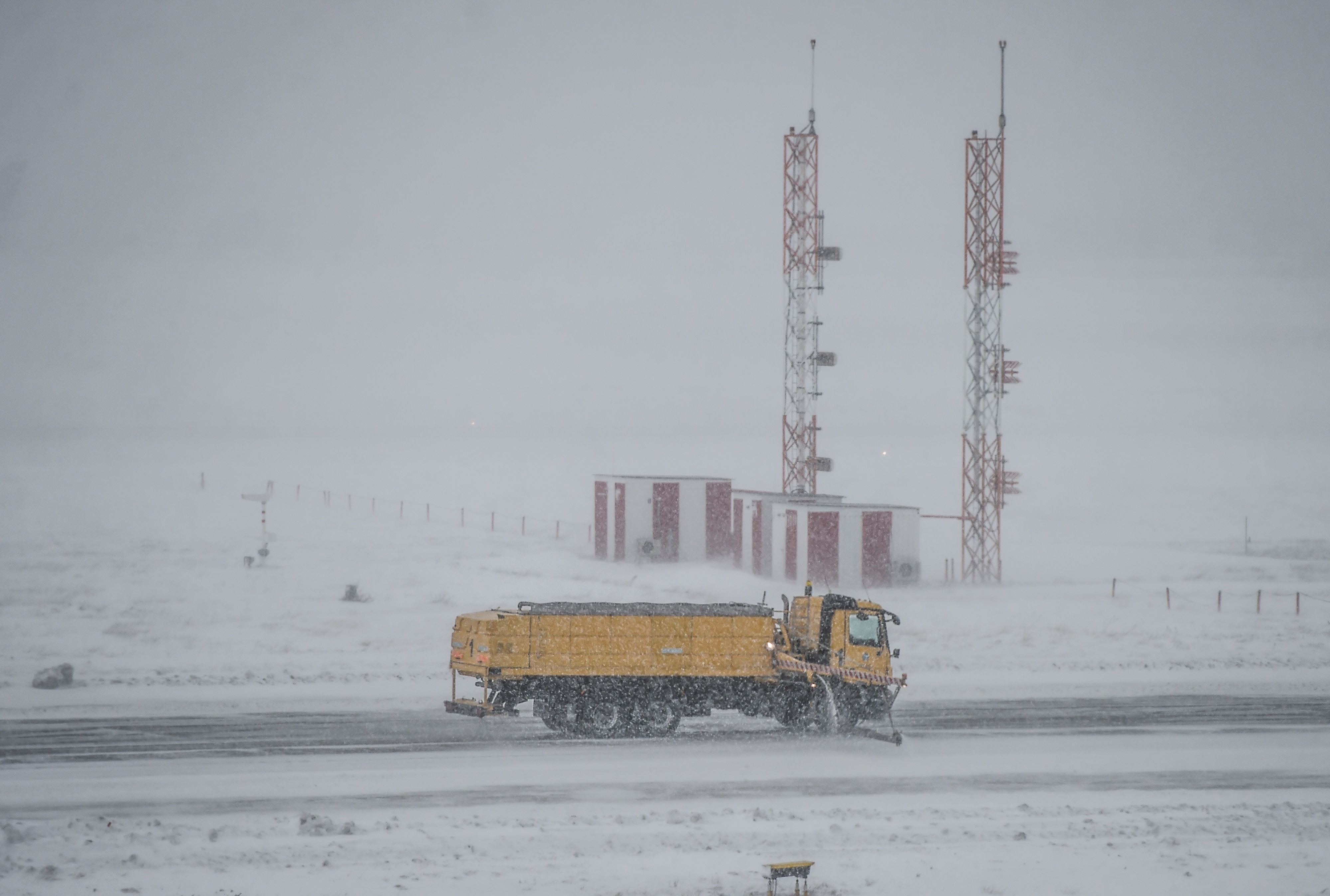 سيارة تزيل الثلج عن ممرات الطائرات فى مطار أتاتورك بتركيا