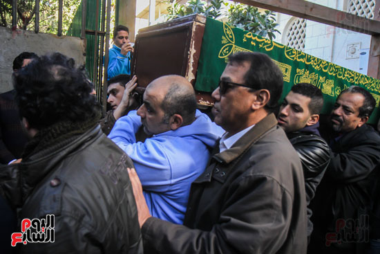 الفنان محسن منصور يحمل جثمان الناقدة نهاد صليحة