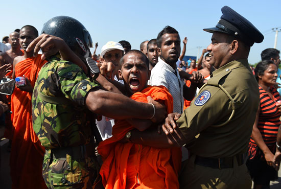 قوات-الشرطة-الريلانكية-تعتقل-احد-الرهبان-البوذيين-فى-المظاهرة---أ-ف-ب--(1)