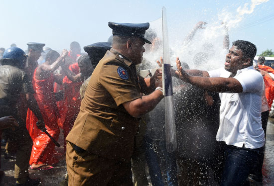 اشتباكات-بين-الشرطة-ومتظاهرين-في-سريلانكا--ضد-بناء-منطقة-صناعية-صينية----أ-ف-ب