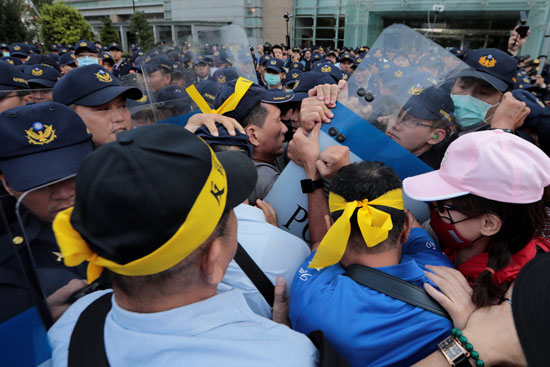 اشتباكات بين الشرطة ومتظاهرون ضد إصلاح صناديق التقاعد فى تايوان